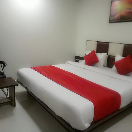 Hotel Lake Palace Ahmedabad Eksteriør billede