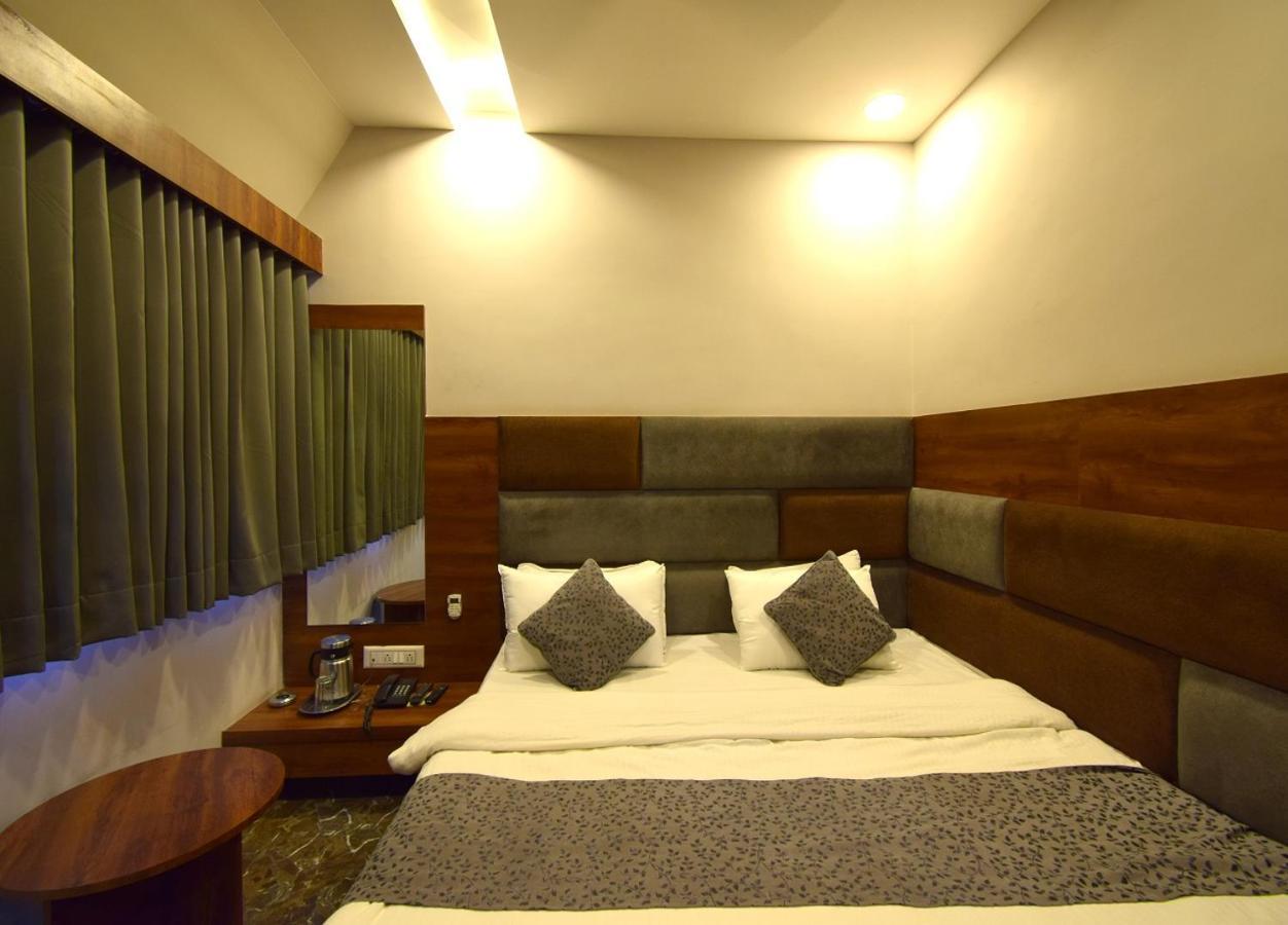 Hotel Lake Palace Ahmedabad Eksteriør billede