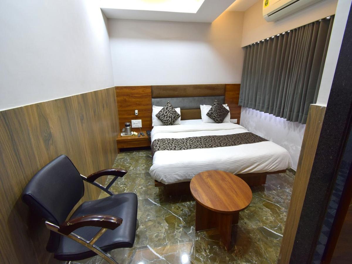 Hotel Lake Palace Ahmedabad Eksteriør billede