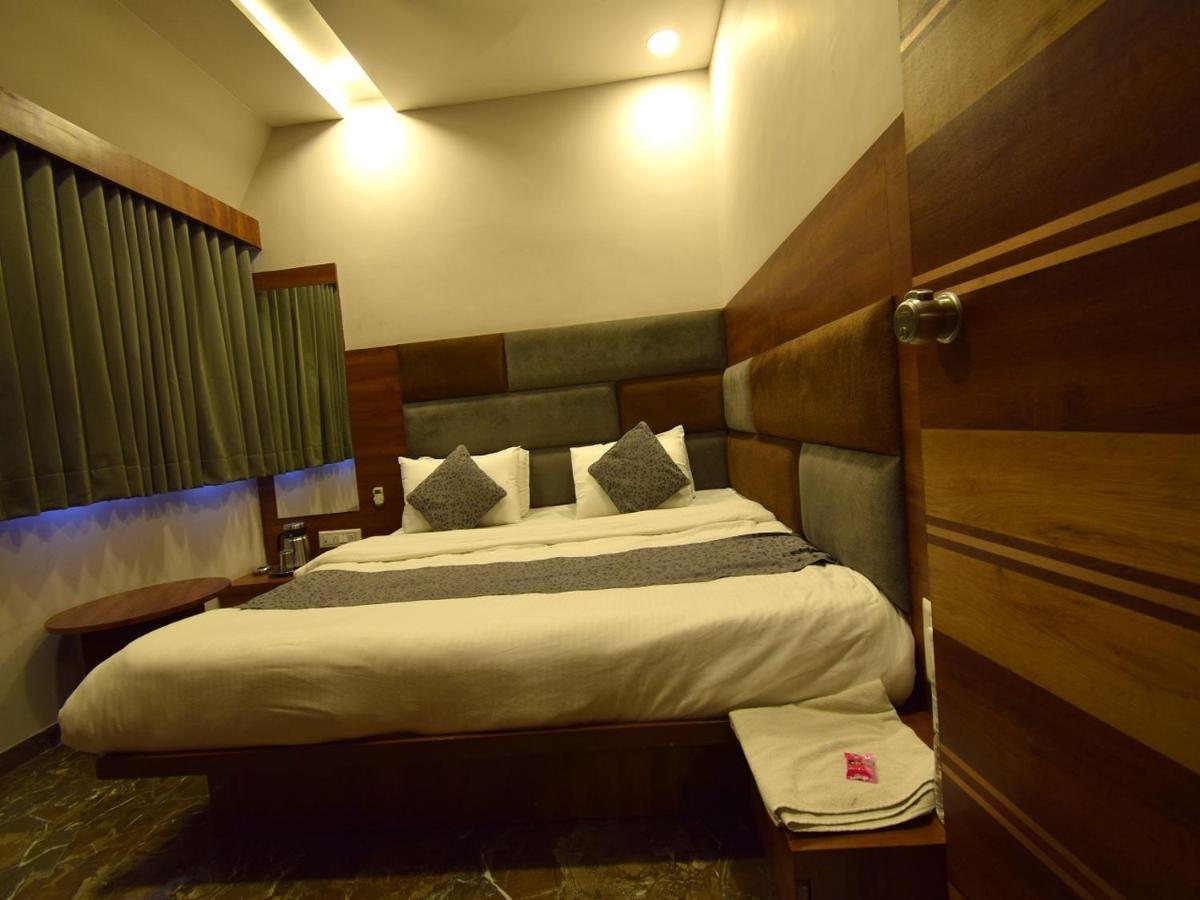 Hotel Lake Palace Ahmedabad Eksteriør billede