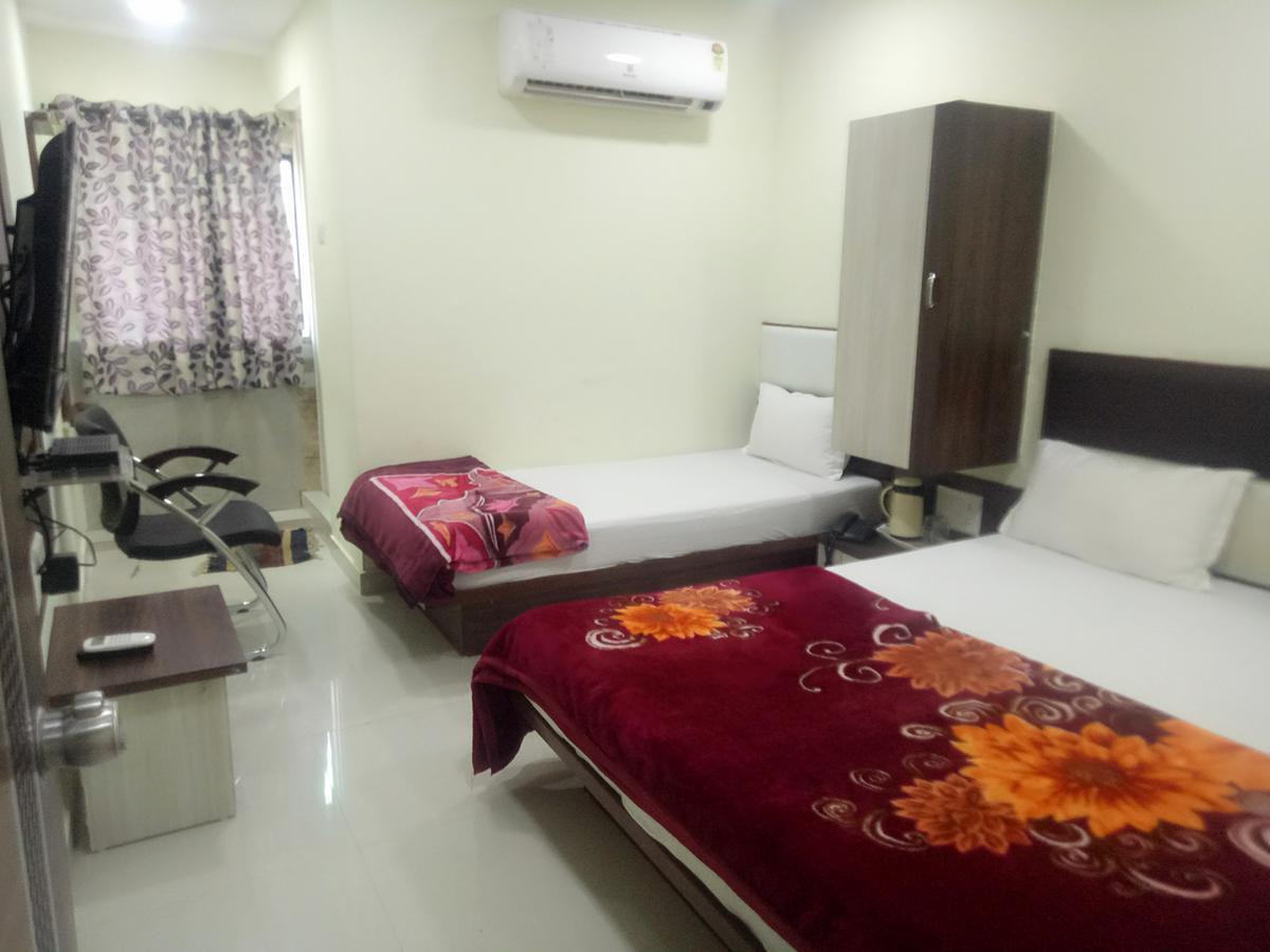 Hotel Lake Palace Ahmedabad Eksteriør billede