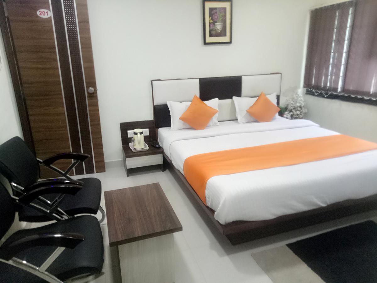 Hotel Lake Palace Ahmedabad Eksteriør billede