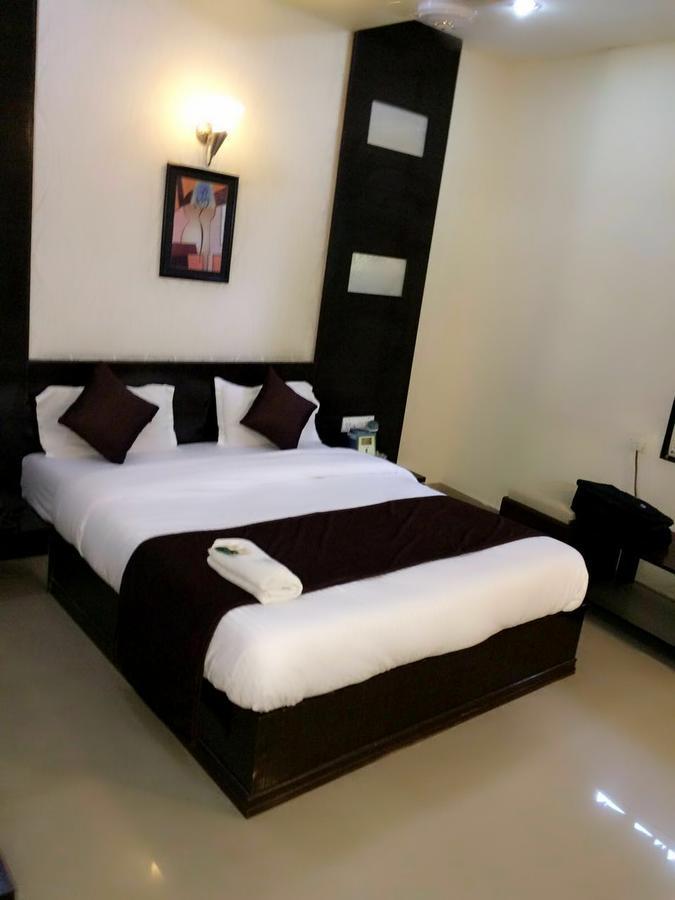 Hotel Lake Palace Ahmedabad Eksteriør billede