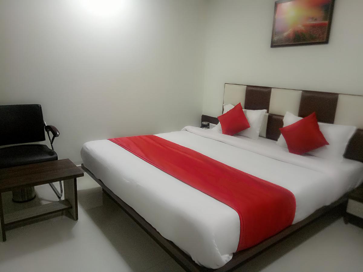 Hotel Lake Palace Ahmedabad Eksteriør billede