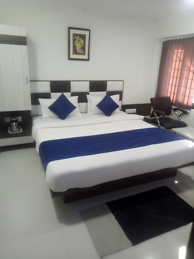 Hotel Lake Palace Ahmedabad Eksteriør billede