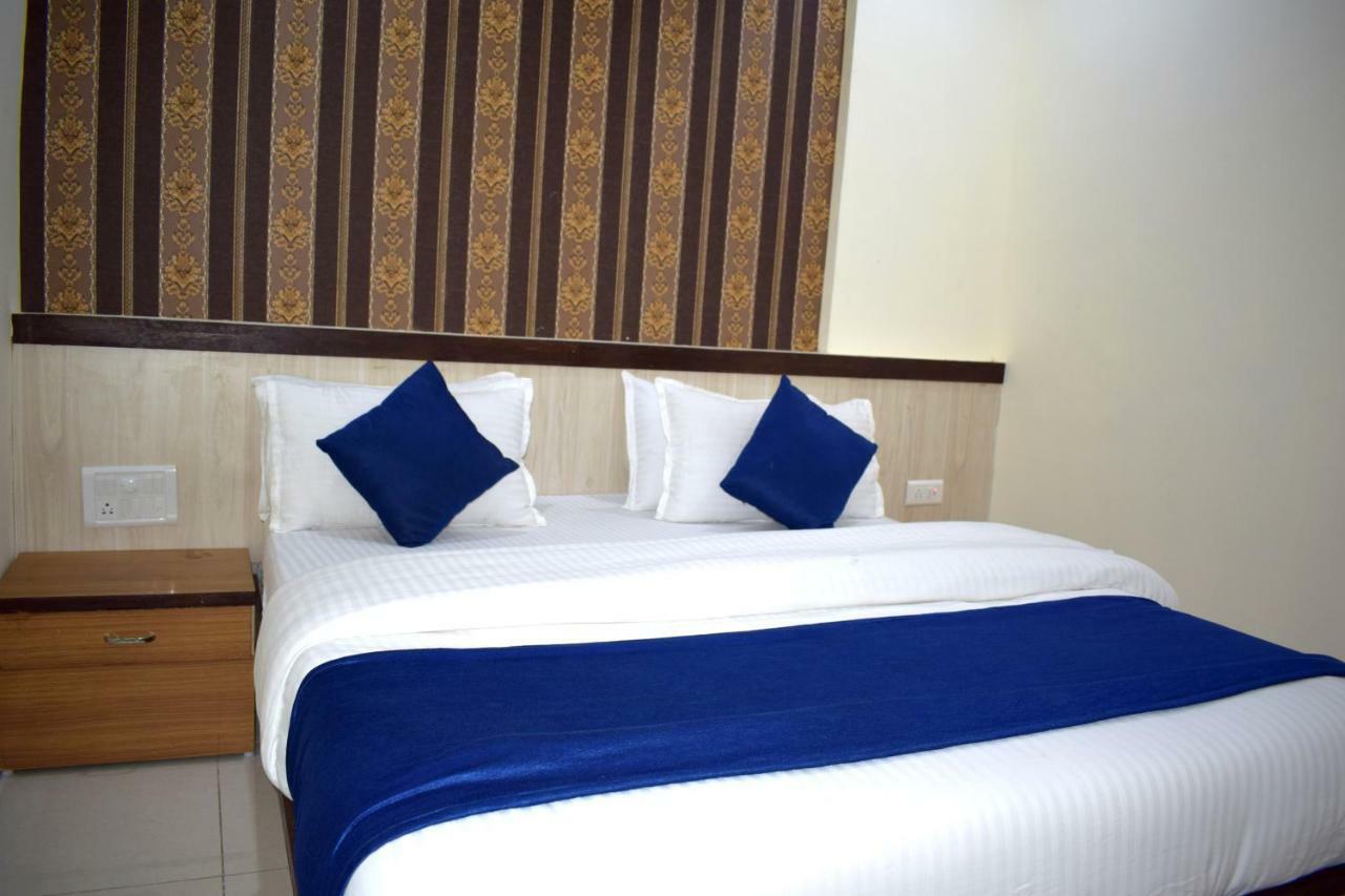 Hotel Lake Palace Ahmedabad Eksteriør billede